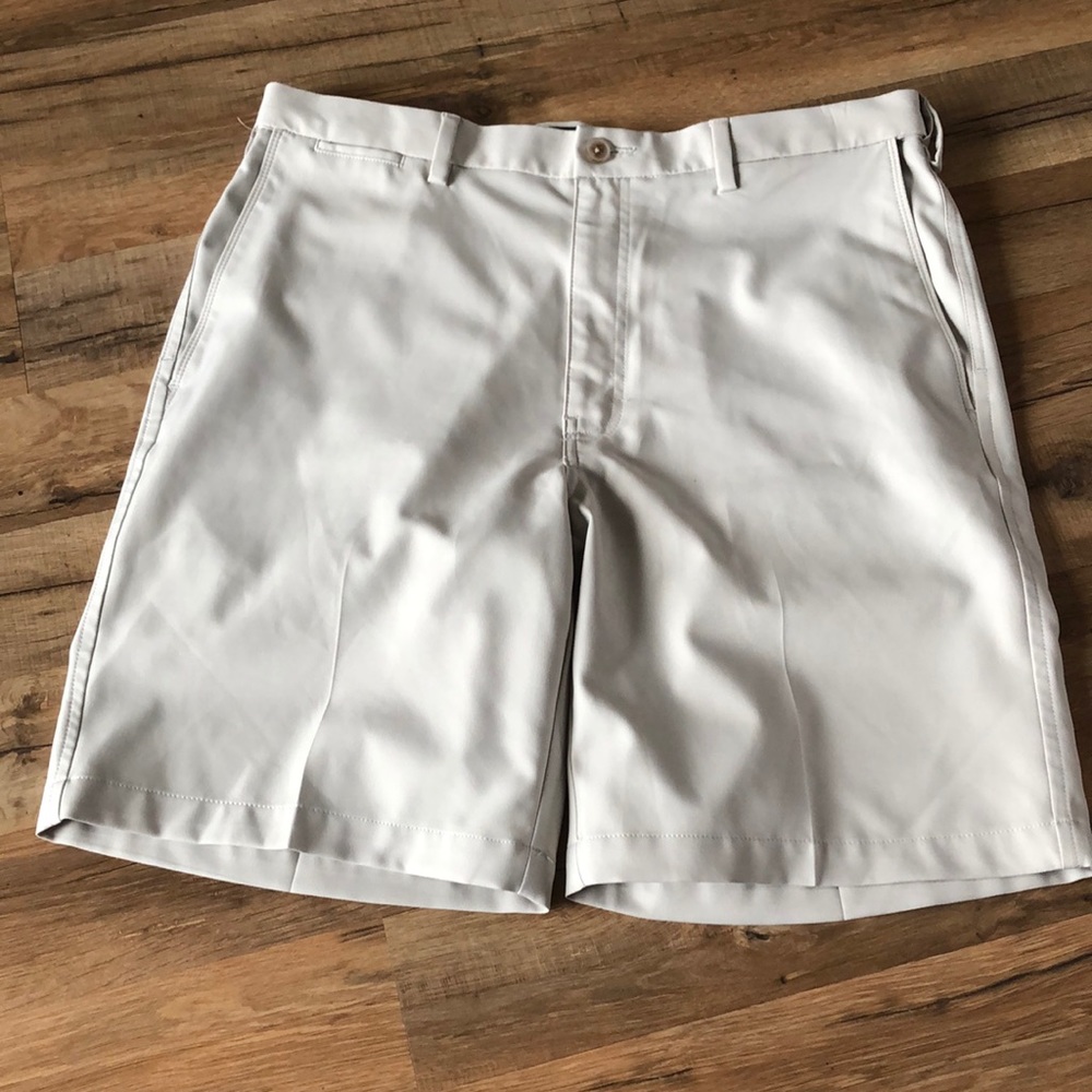36 Waist Haggar cool 18 pro men’s golf shorts beige